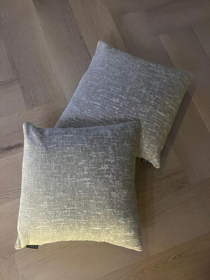 Sjiek Kussens - Set van 2 Beige Kussens, Huis en Inrichting, Woonaccessoires | Kussens, Zo goed als nieuw, Grijs, Vierkant, Ophalen of Verzenden