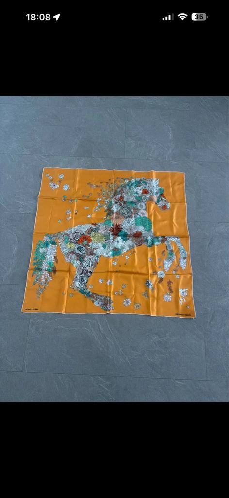 Zijden Sjaal met Paardenprint, Kleding | Dames, Mutsen, Sjaals en Handschoenen, Ophalen of Verzenden, Zo goed als nieuw, Maat 38/40 (M)