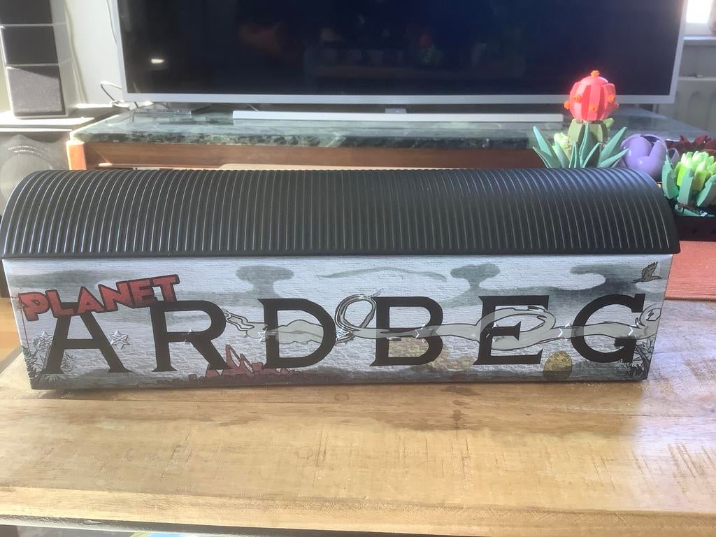 Ardbeg Whisky Warehouse blik - 'Planet Ardbeg', Ophalen, Overige materialen, Minder dan 50 cm, Minder dan 50 cm