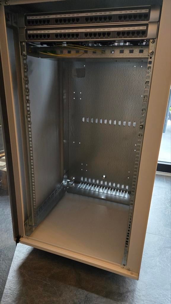 Minkels Patchkast 21U met glazen voordeur, Computers en Software, Serverkasten, Gebruikt, Ophalen