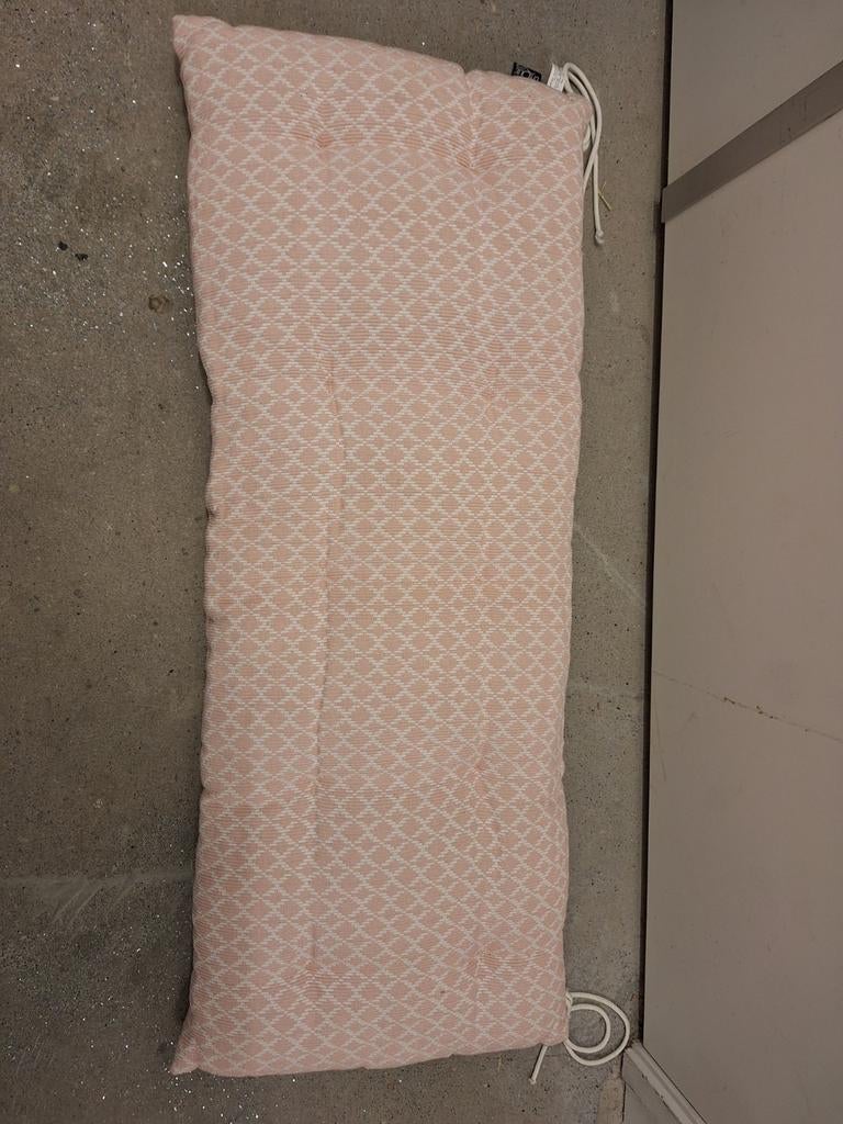 Roze kussen met patroon, Ophalen