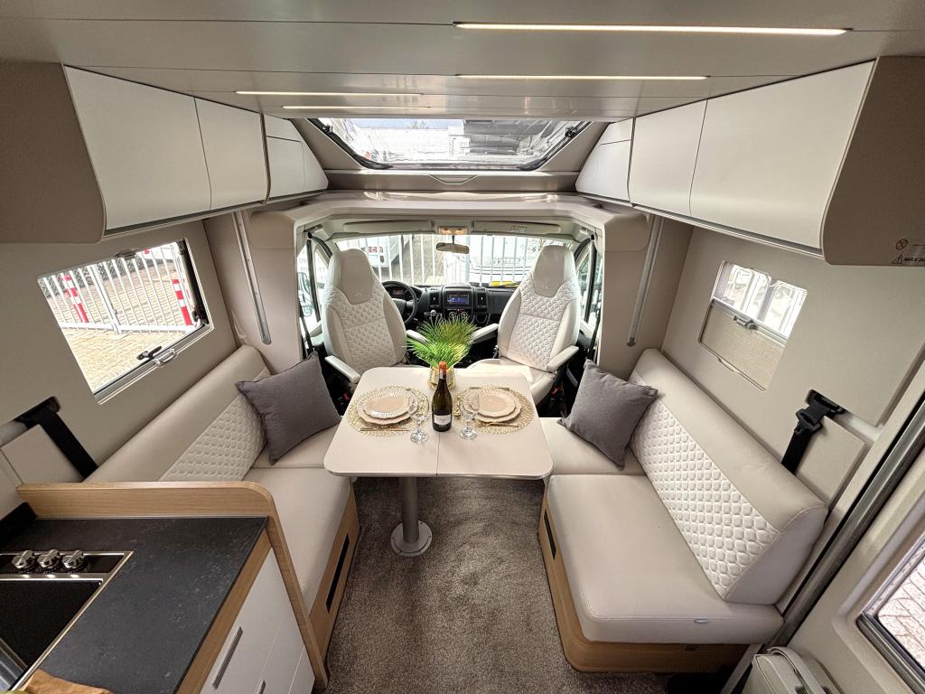 Adria Matrix Plus 670 DL ENKELE BEDDEN+HEFBED+FACE TO FACE, Caravans en Kamperen, Campers, Winterisolatie, Ringverwarming, Fiat
