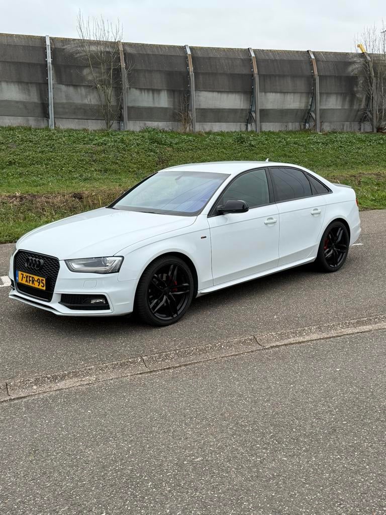 Audi A4 Sport 270pk bom vol Nw APK vol onderhouden zeer mooi, Zwart, 4 cilinders, Origineel Nederlands, 75 €/maand