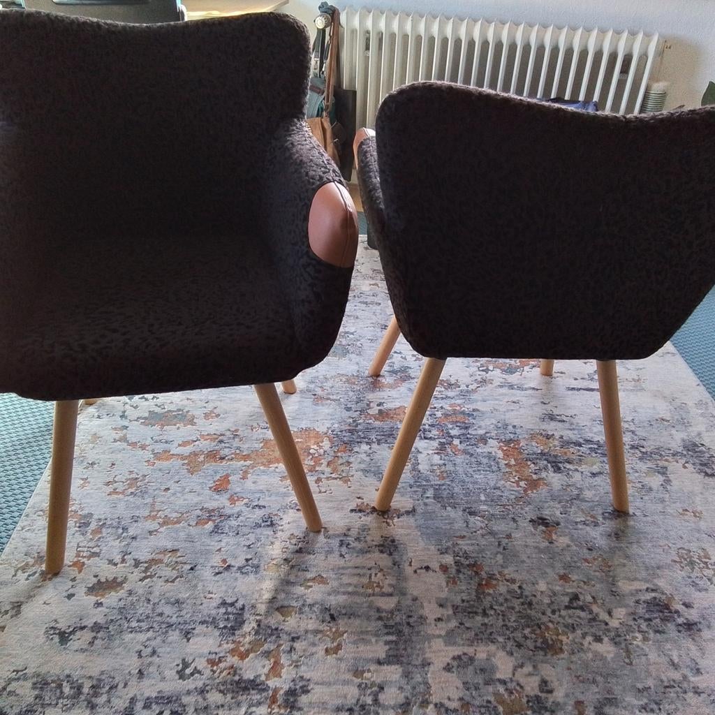 Twee stoelen met donkere stof en houten poten, Ophalen, Bruin, Stof, Twee