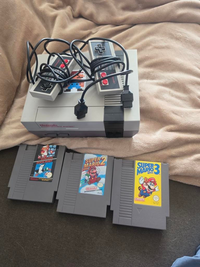 Nintendo NES  met Super Mario Bros 1,2 en 3, Spelcomputers en Games, Spelcomputers | Nintendo NES, Ophalen, Gebruikt, Met 2 controllers