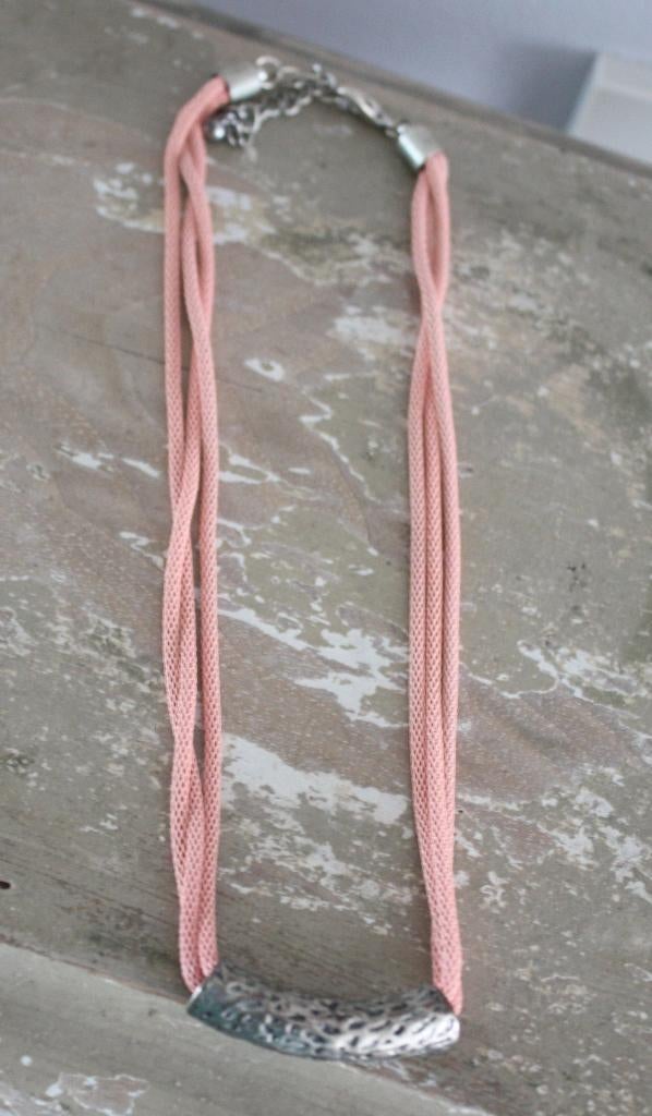 roze  ketting met zilver kleurige hanger, Ophalen of Verzenden, Gebruikt, Zilver, Zilver