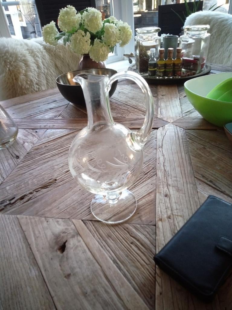 Glazen karaf met handvat en gegraveerd bladmotief, Antiek en Kunst, Antiek | Glas en Kristal, Ophalen of Verzenden