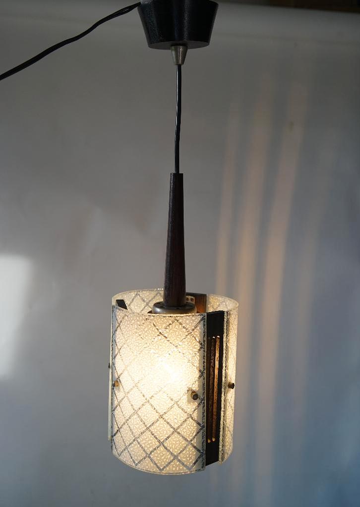 vintage hanglamp hal lamp reliëf glas teak mid century ruit, Huis en Inrichting, Lampen | Hanglampen, Gebruikt, 75 cm of meer