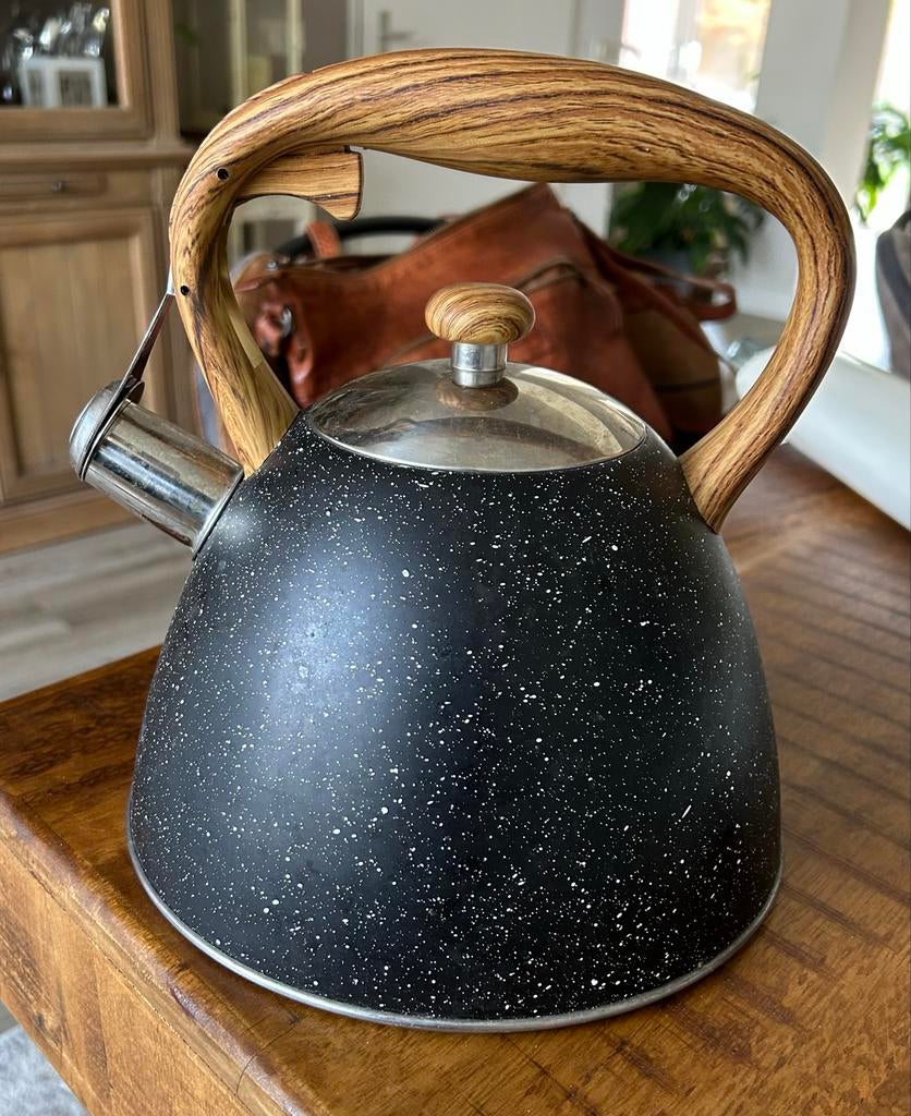 Zwarte fluitketel met houten handvat, Ophalen of Verzenden, Gebruikt