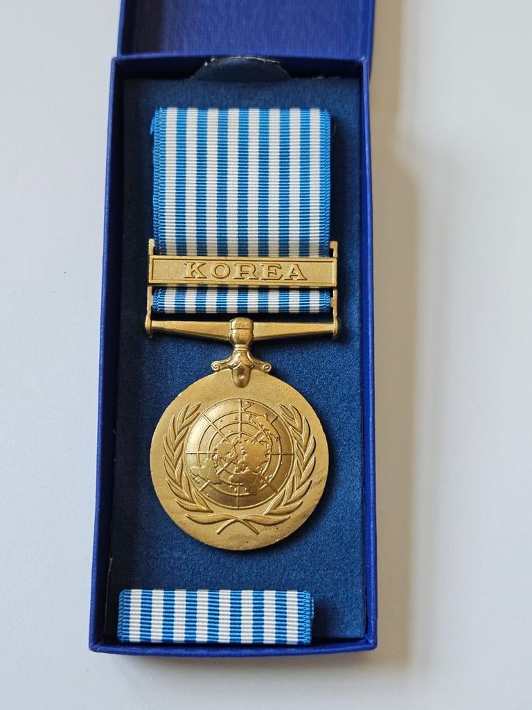 VN UN medaille Korea oorlog VOKS in doosje onderscheiding, Ophalen of Verzenden, Landmacht, Nederland, Lintje, Medaille of Wings