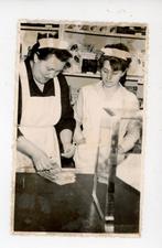 P151; in de Kruideniers winkel, geld tellen. fotokaart, Gebruikt, Verzenden, Foto, Voor 1940