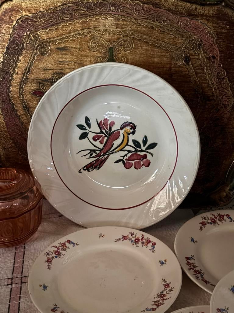 Antieke St Amand schaal met kleurrijke vogel, Frankrijk, Ophalen of Verzenden