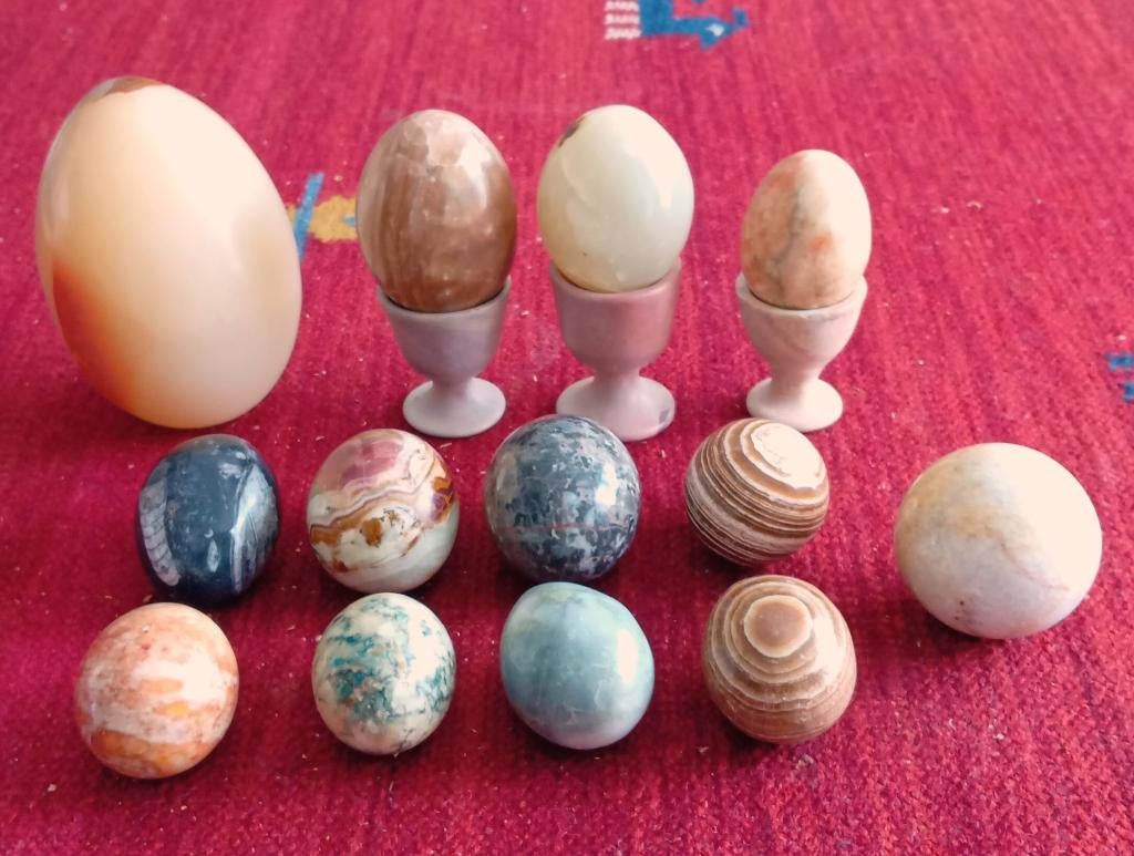 13 marmeren eieren en 3 stenen eierdoppen, Verzamelen, Ophalen of Verzenden, Mineraal