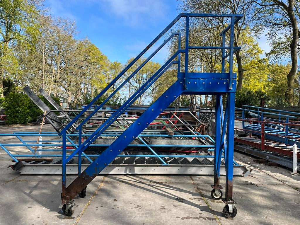 Verrijdbaar plateau steiger 2 m hoog 72 cm br mobiele trap, Doe-het-zelf en Verbouw, Ophalen, Gebruikt, Overige typen, 2 tot 5 meter