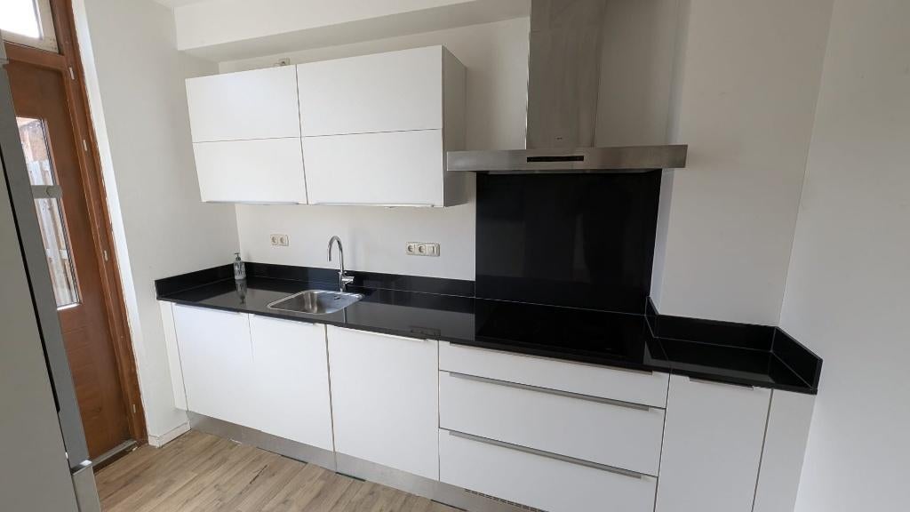 Keuken met composiet blad met ATAG apparatuur, Ophalen, Gebruikt, Wit, Enkelwandige keuken