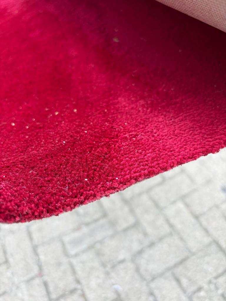 Ferrari rood tapijt 6 x 4 meter, Ophalen, Gebruikt, Katoenstraat 18/5, Matsu bv