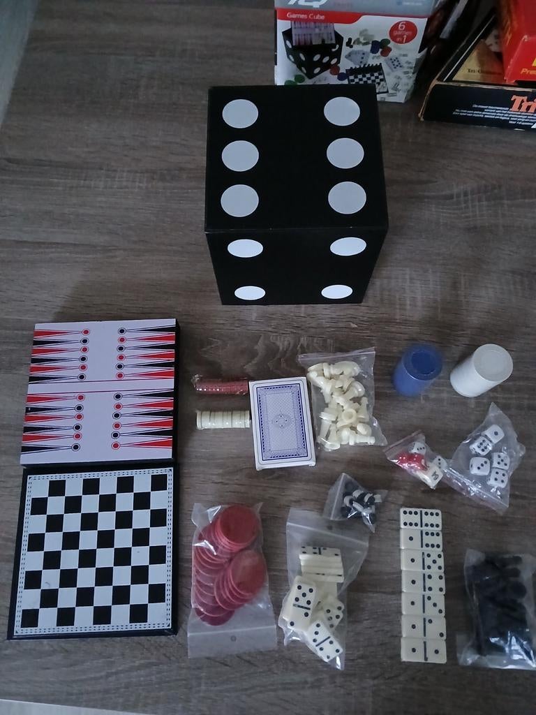 Spellenkubus met diverse bordspellen en accessoires, Vijf spelers of meer, Ophalen of Verzenden, Gebruikt, Onbekend