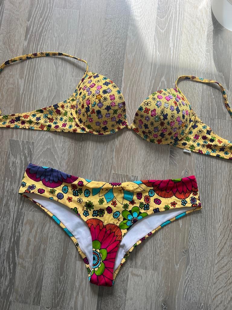 Vrolijke bikini met bloemenprint en glimmende details, Ophalen, Gedragen, Geel, Bikini