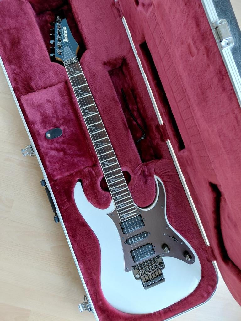 Ibanez Prestige - Inclusief hardcase, Ophalen of Verzenden, Zo goed als nieuw, Solid body, Ibanez