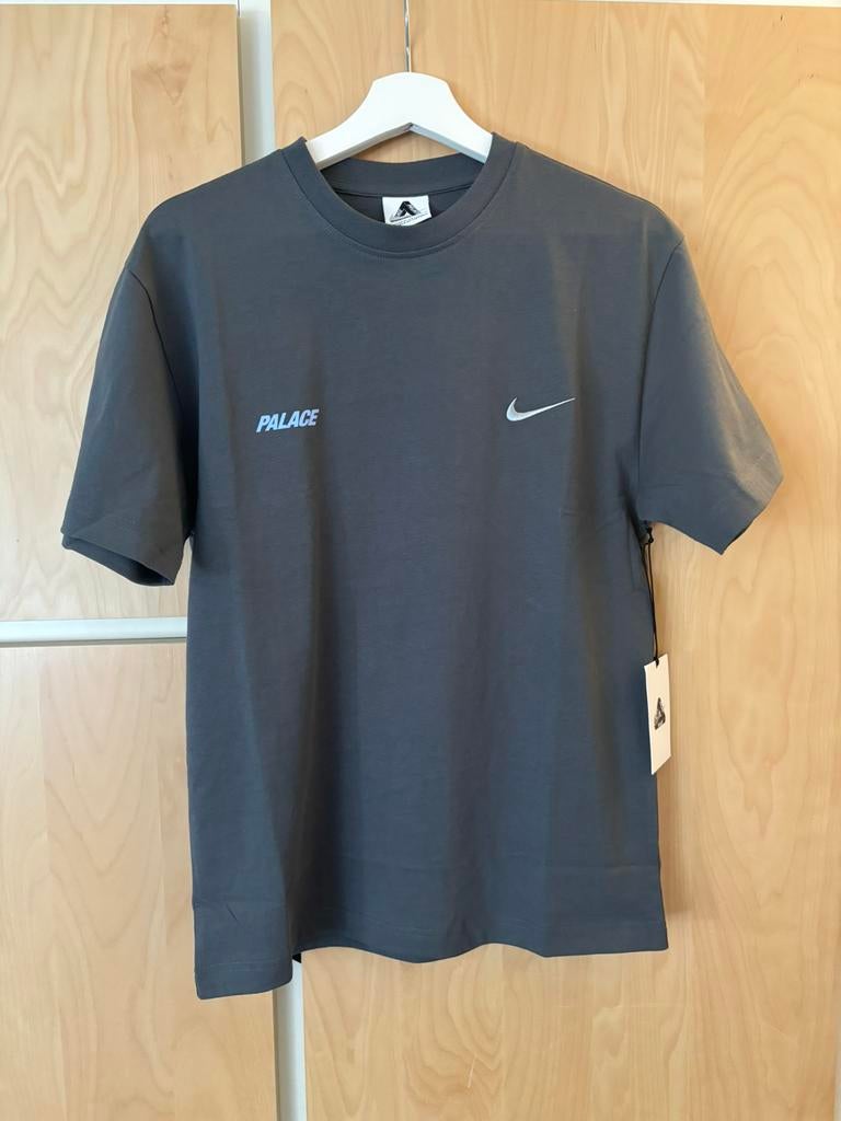 Palace x Nike T-shirt “Charcoal” XS, Ophalen of Verzenden, Zo goed als nieuw, Maat 46 (S) of kleiner
