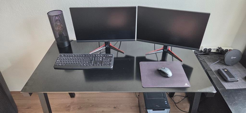 Keurig bureau met glazen plaat., Huis en Inrichting, Bureaus, Ophalen of Verzenden