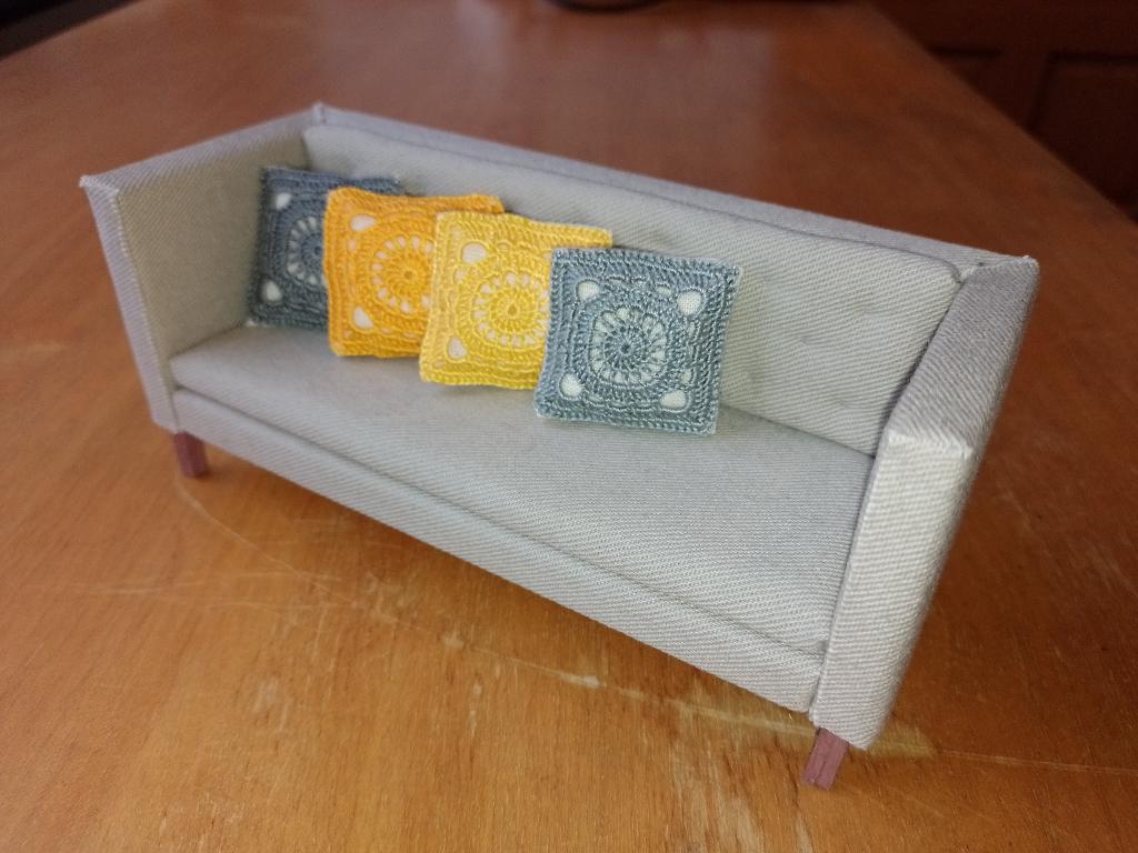 1:12 miniatuur kussentjes voor poppenhuis geel grijs, Verzamelen, Ophalen of Verzenden, Nieuw, Textiel