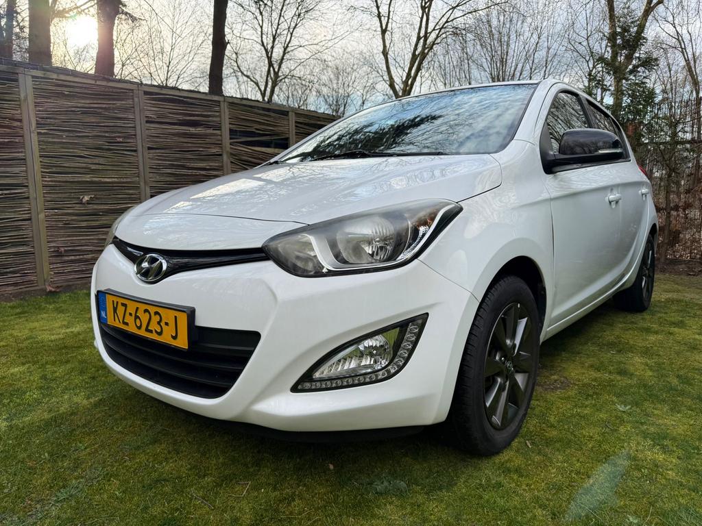Hyundai i20 1.2 I 5-DRS 2014 Wit, Auto's, 450 kg, 4 cilinders, Wit, Handgeschakeld