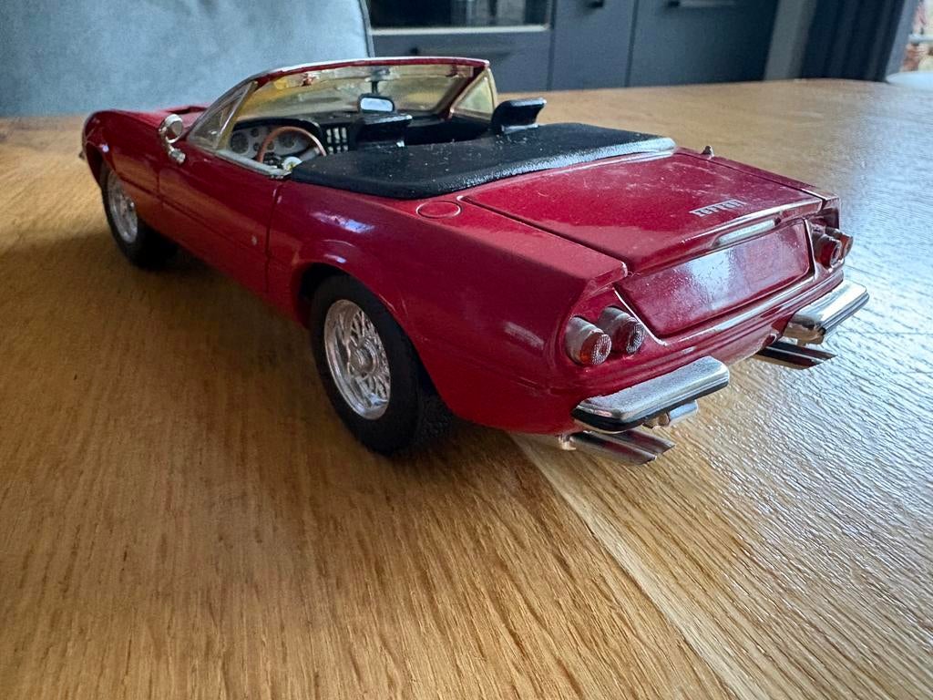 Coche miniatura Ferrari 365 1/18 KK Scale GTS/4 Daytona Spider rojo 1969 - Coches-miniaturas.es