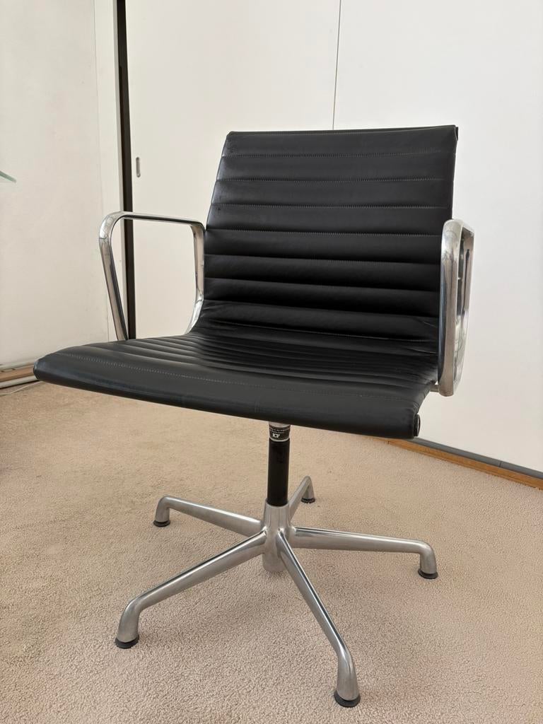 Vintage Vitra Eames EA108 lederen bureaustoel, Huis en Inrichting, Bureaustoelen, Ophalen, Gebruikt, Zwart, Bureaustoel