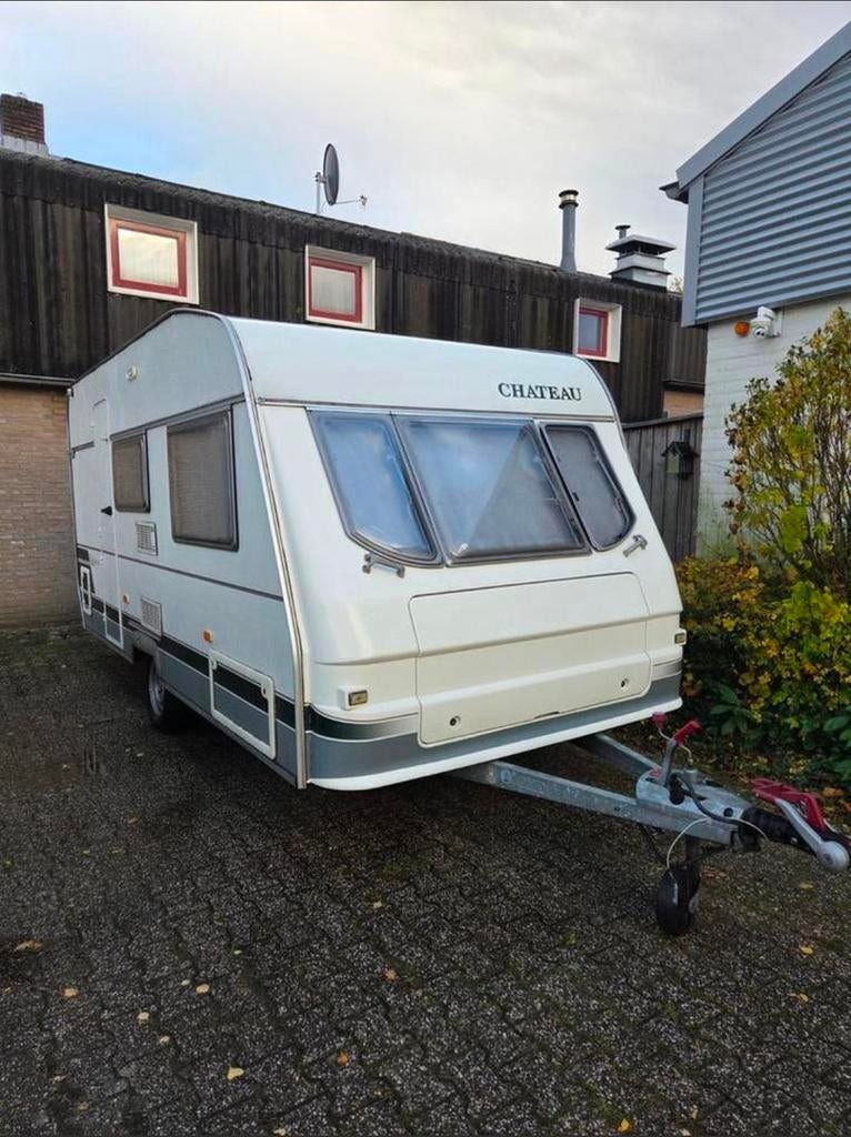 Caravan Calista 430 met veel opslag en inboedel, Koelkast, Treinzit, Particulier, Tot en met 4