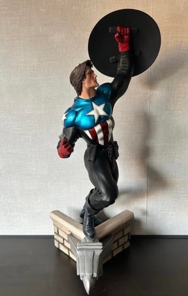 Sideshow Captain America Bucky Barnes Premium Format, Ophalen of Verzenden, Zo goed als nieuw, Mens