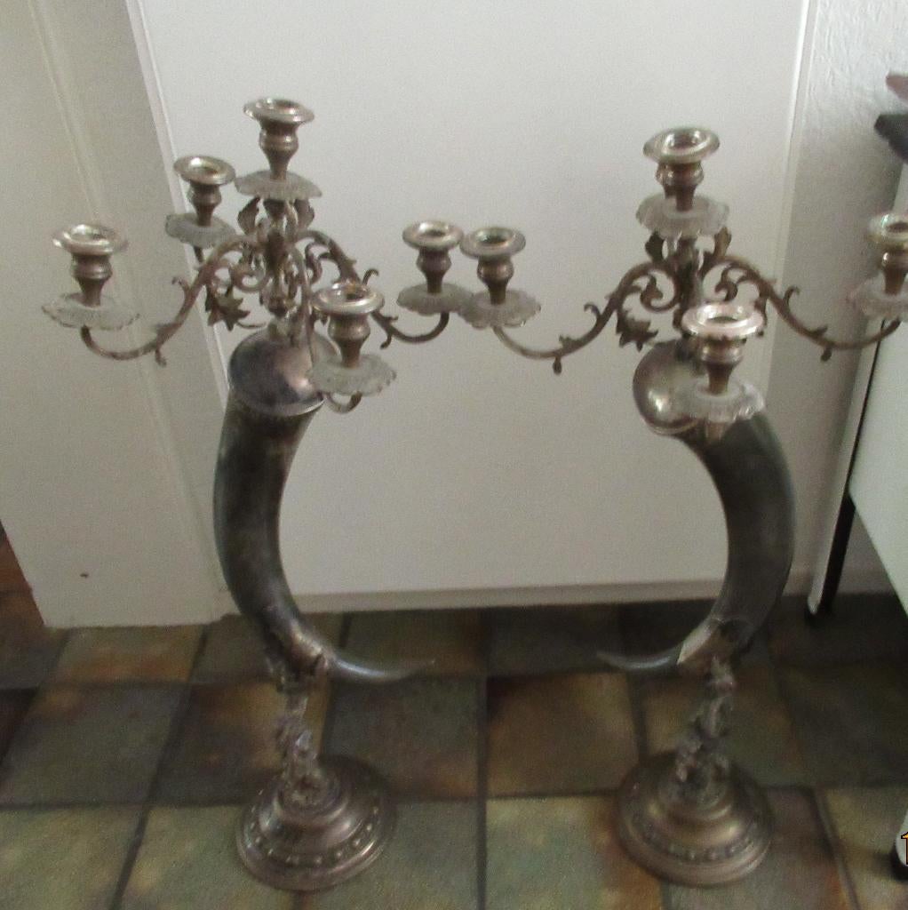 2 ANTIEKE HOORN DES OVERVLOEDS -KANDELAARS- MET BEELDEN, Ophalen, Koper of Brons