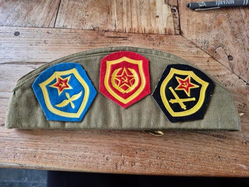 Vintage Sovjet Militaire Pilotka met 27+ Pins, Ophalen