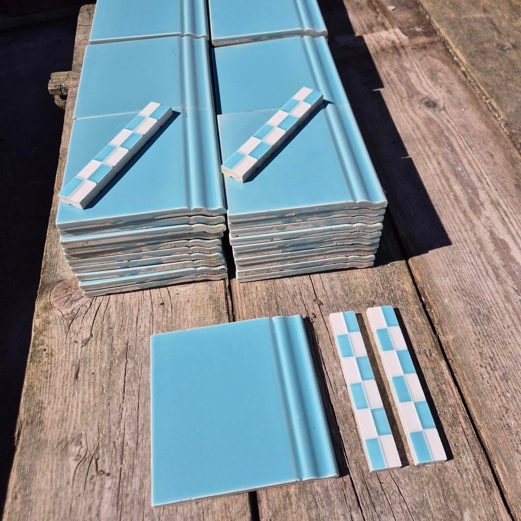75 antieke plinten turquoise blauw en geblokte randjes, Ophalen