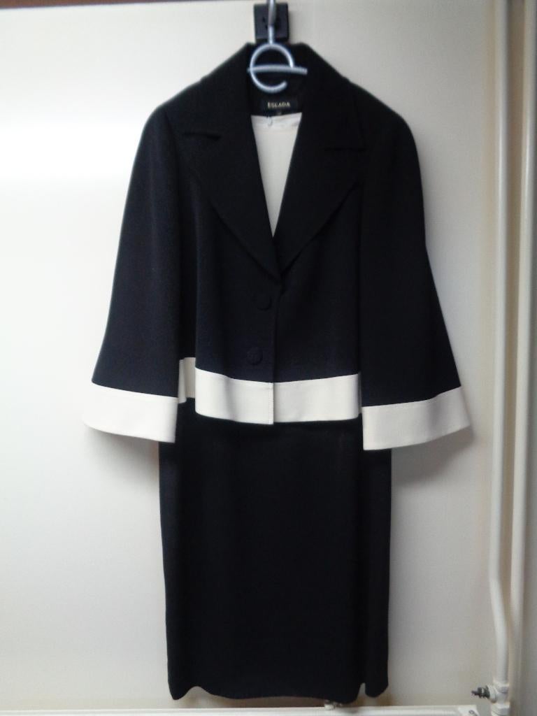 ESCADA donkerblauw met offwhite jasje en bijpassende jurk, Kostuum of Pak, Blauw, Maat 42/44 (L), Nieuw