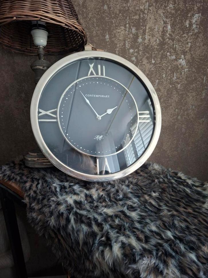 Riviera Maison Klok Zilverkleurig met Zwart - Wandklok, Huis en Inrichting, Woonaccessoires | Klokken, Gebruikt, Wandklok, Analoog