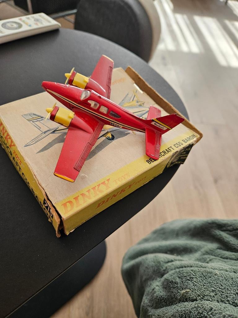 Dinky toys vliegtuig beechcraft c55 baron, Ophalen of Verzenden, Gebruikt, Schaalmodel
