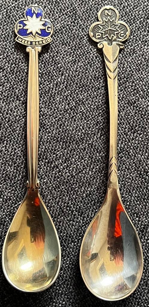 2 verzilverde lepeltjes NPG Ned. Padvinders Gilde, Verzamelen, Scouting, Ophalen of Verzenden, Gebruikt, Overige typen