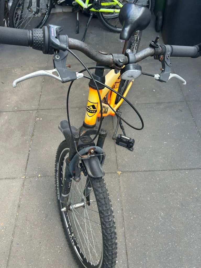 Altec Attack Kinderfiets 20 inch - Oranje/Zwart, Fietsen en Brommers, Fietsen | Jongens, Ophalen, Gebruikt, 20 inch, Handrem