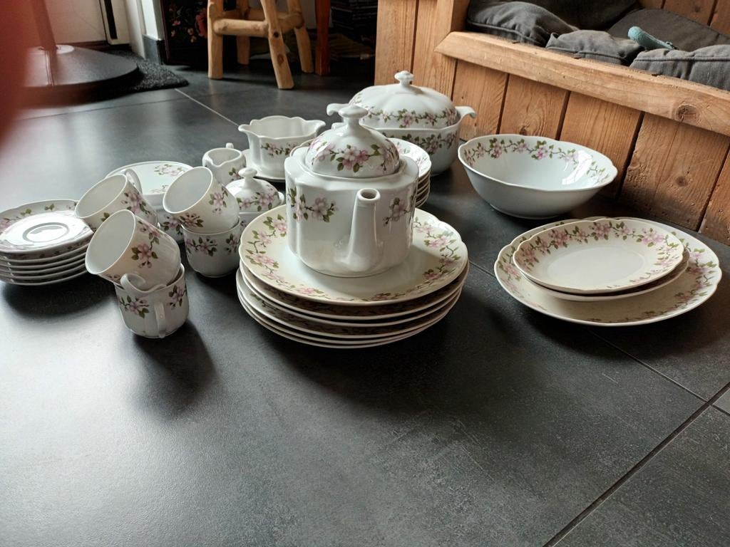 Wit servies met roze bloemetjes, Antiek en Kunst, Antiek | Servies compleet, Ophalen of Verzenden