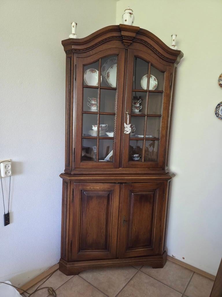 Mooie klassieke hoekkast, Ophalen