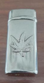 Goudkleurige aansteker met wietblad, vintage, Ophalen of Verzenden, Gebruikt, Aansteker