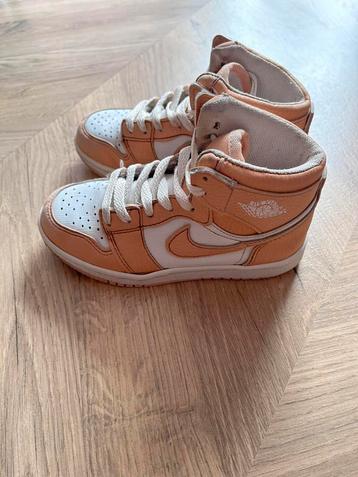 Witte roze sneakers beschikbaar voor biedingen