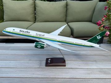 B787-10 Saudia schaal 1/100 in originele doos beschikbaar voor biedingen