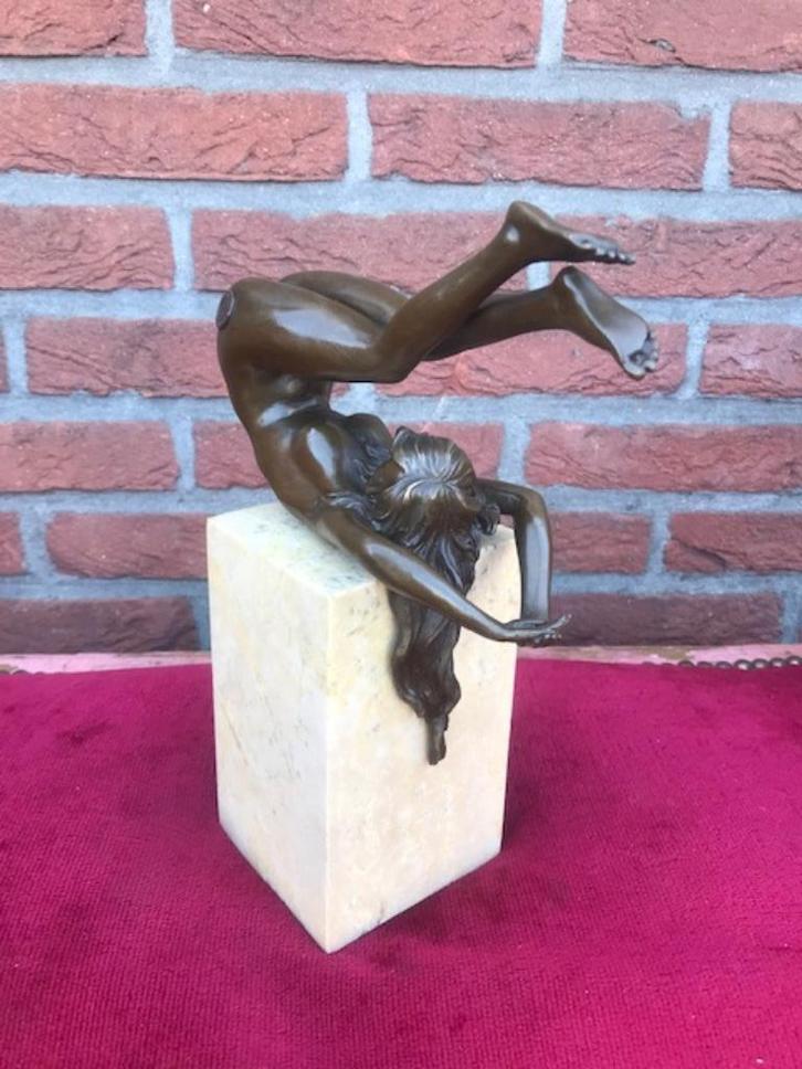 speels liggend naakt, brons en marmer, Antiek en Kunst, Kunst | Beelden en Houtsnijwerken, Ophalen of Verzenden
