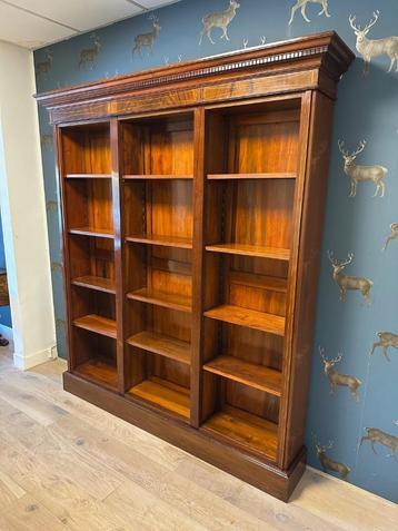 Antieke open boekenkast beschikbaar voor biedingen
