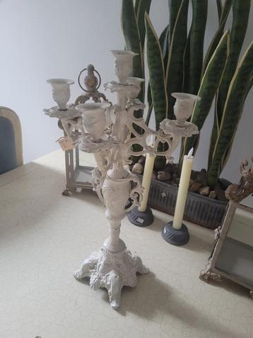 Zeer oude witte bronzen kandelaar beschikbaar voor biedingen