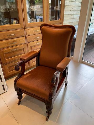 Rode fauteuil met afmetingen beschikbaar voor biedingen