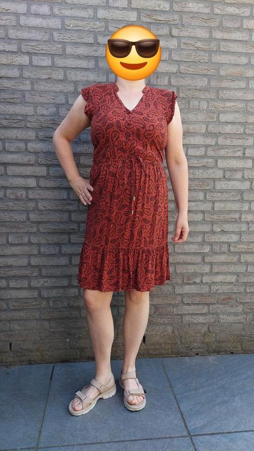 Rode damesjurk met print Jessica C&A maat 42 volantdetail, Kleding | Dames, Jurken, Zo goed als nieuw, Maat 42/44 (L), Rood, Boven de knie