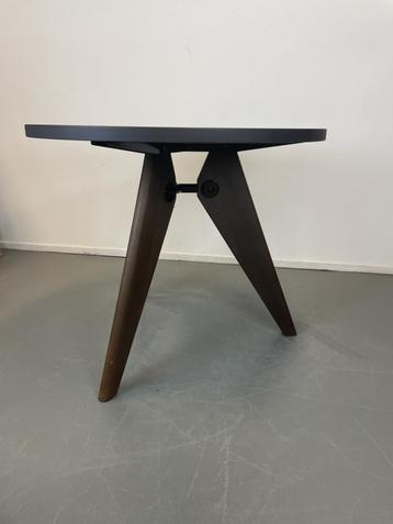 2x Vitra Jean Prouve tafel Gueridon Eiken Donker beschikbaar voor biedingen